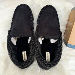 Dearfoams Men’s Slippers, black in size XL (13-14)